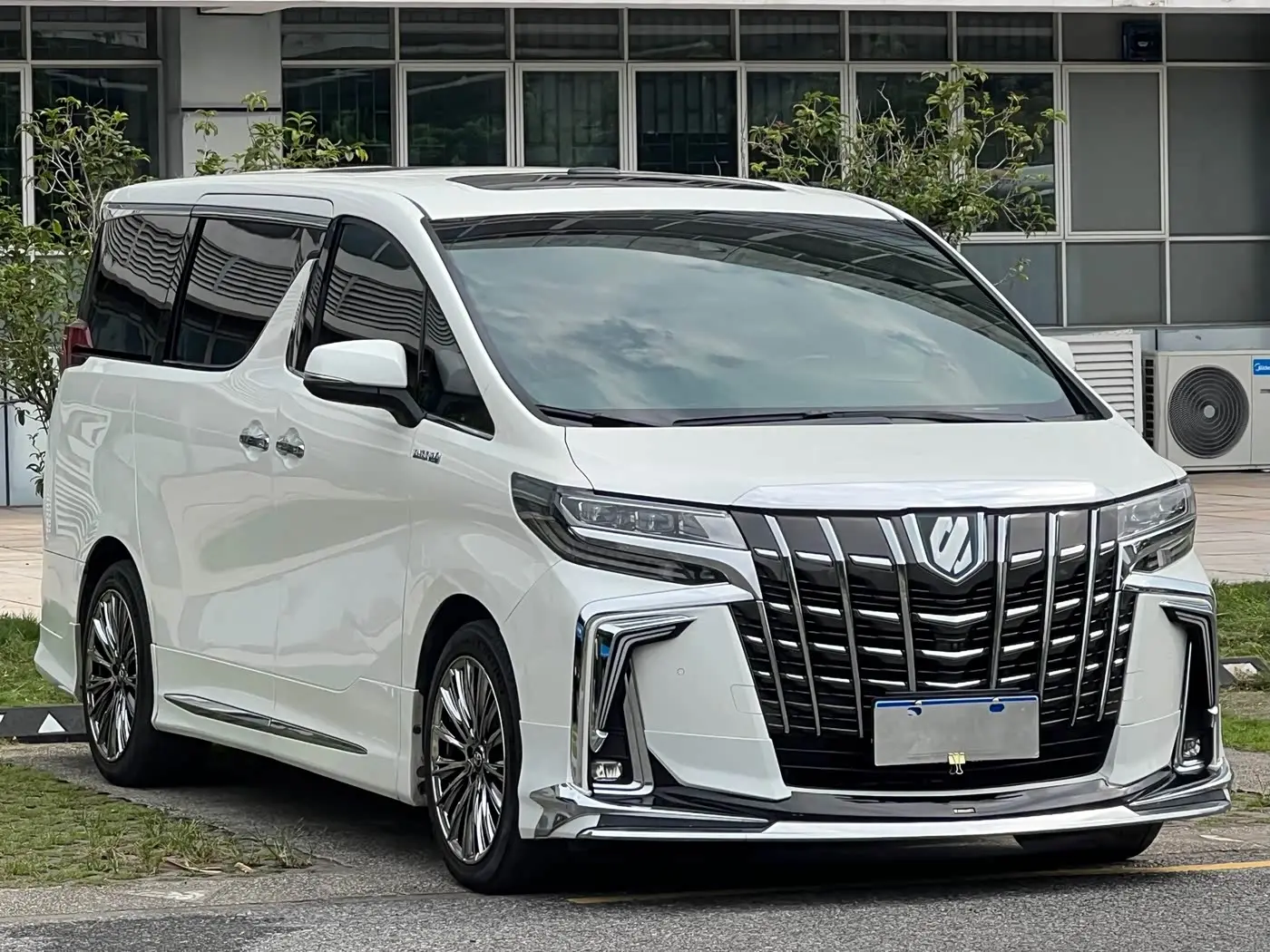 Toyota Alphard 2019 — Photo 3/20