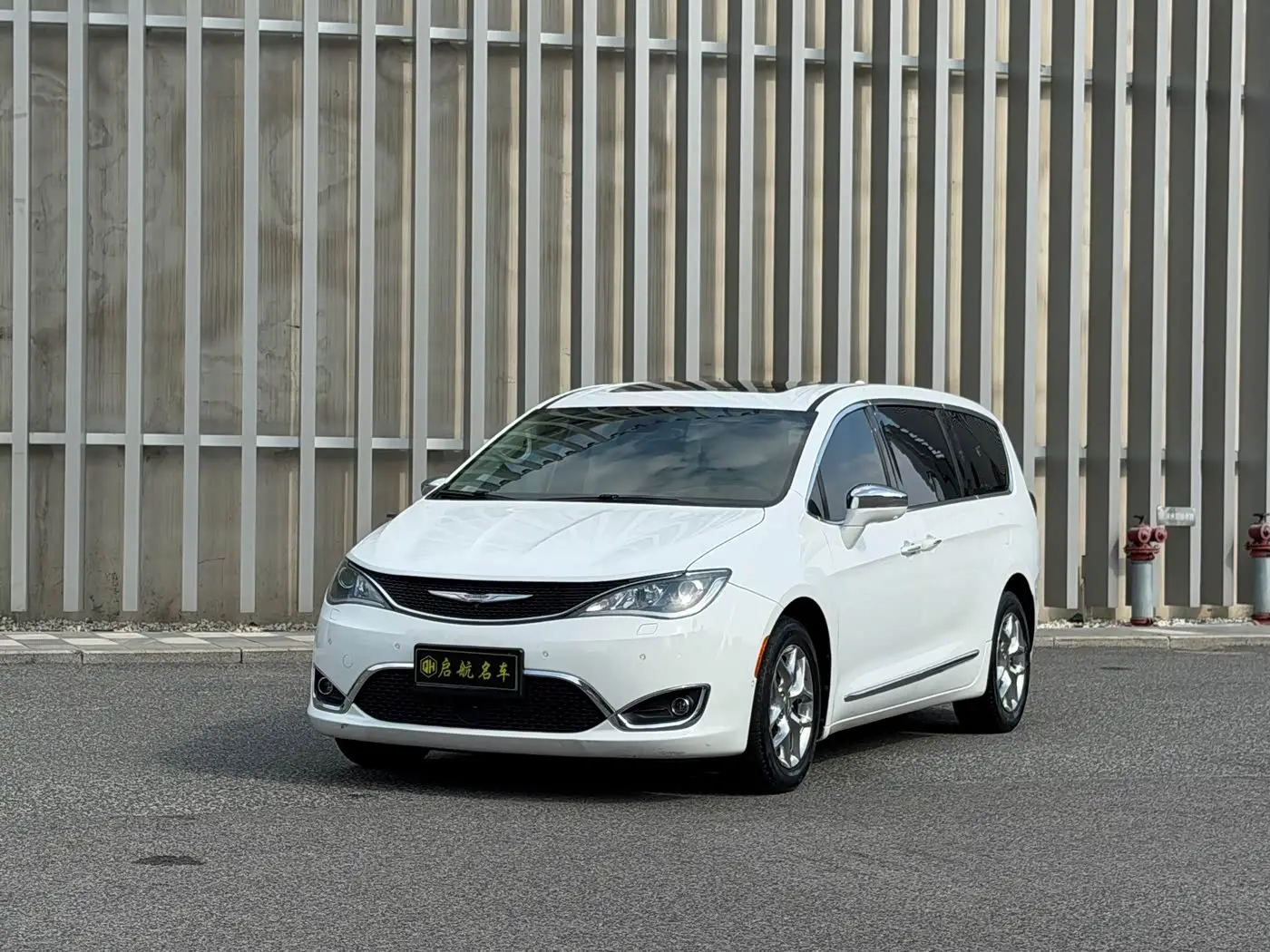 Chrysler Grand Voyager 2018 — Photo 1/16