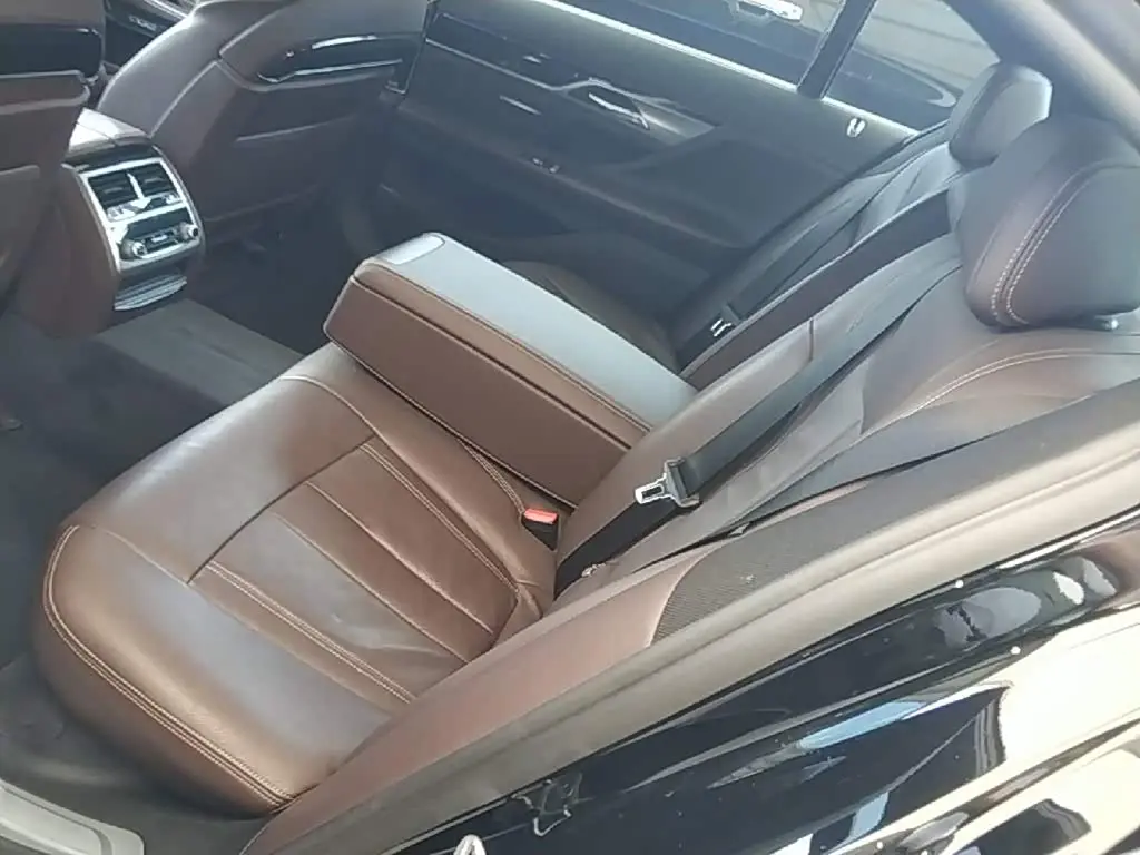 BMW 7 Series 2018 — Photo 17/20