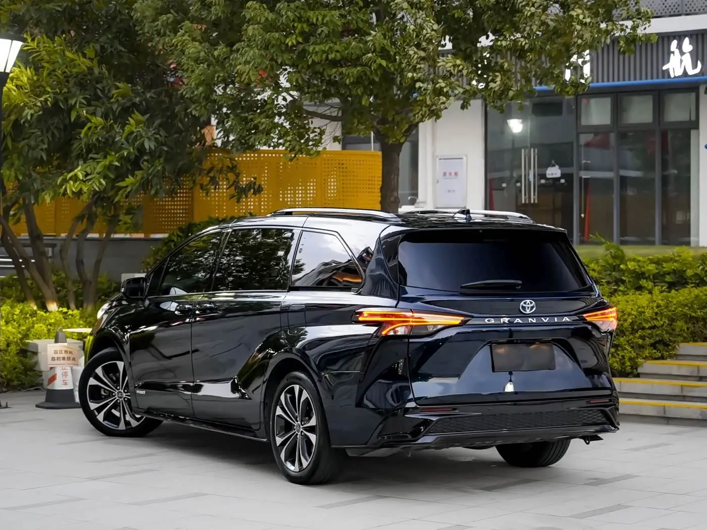Toyota Granvia 2023 — Фото 4/14
