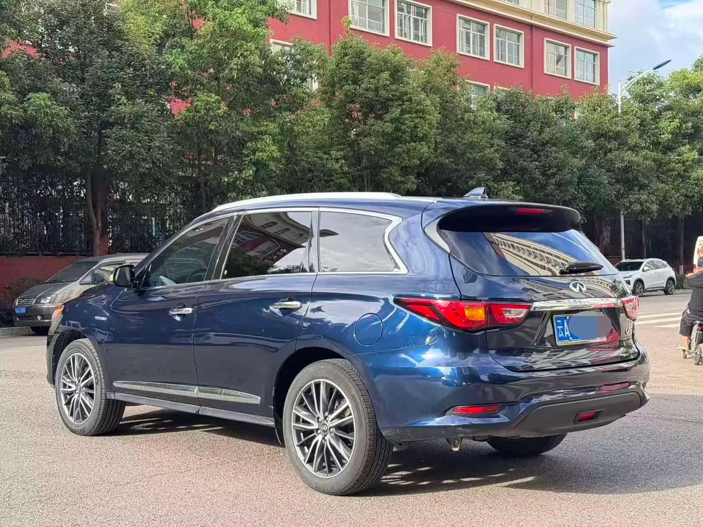 Infiniti QX60 2021 — Photo 7/9