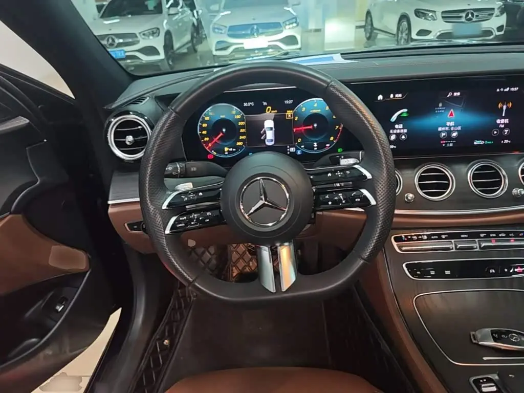 Mercedes-Benz E-Class 2023 — Photo 11/20