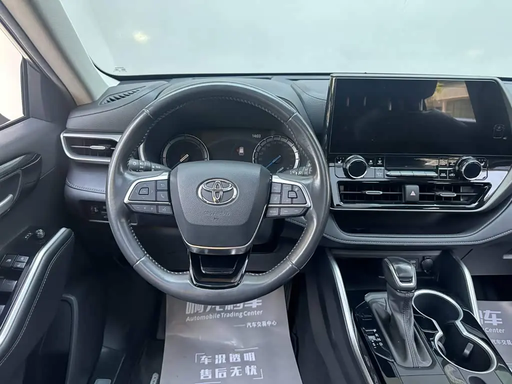 Toyota Highlander 2022 — Photo 8/14