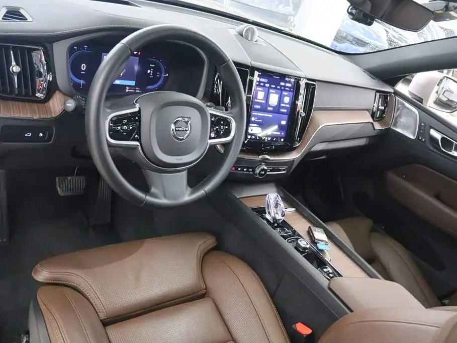 Volvo XC60 Plug-in Hybrid 2024 — Photo 9/19