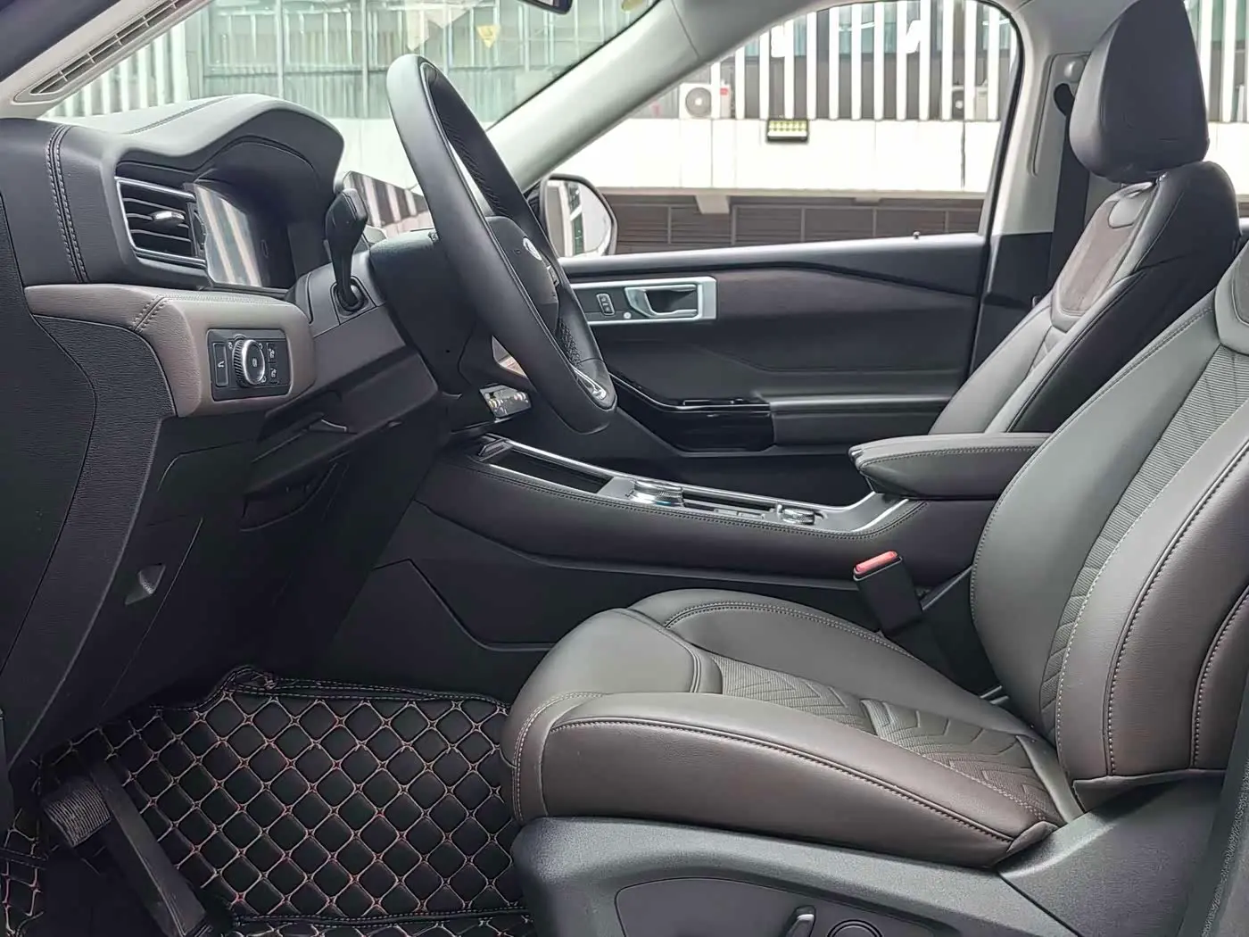 Ford Explorer 2025 — Photo 16/20