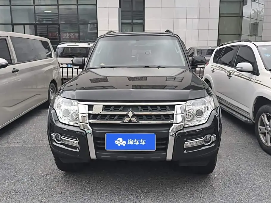 Mitsubishi Pajero 2019 — Photo 2/16