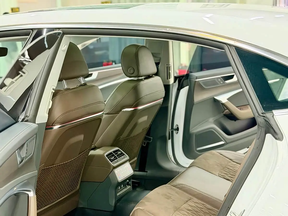 Audi A7L 2023 — Photo 10/11