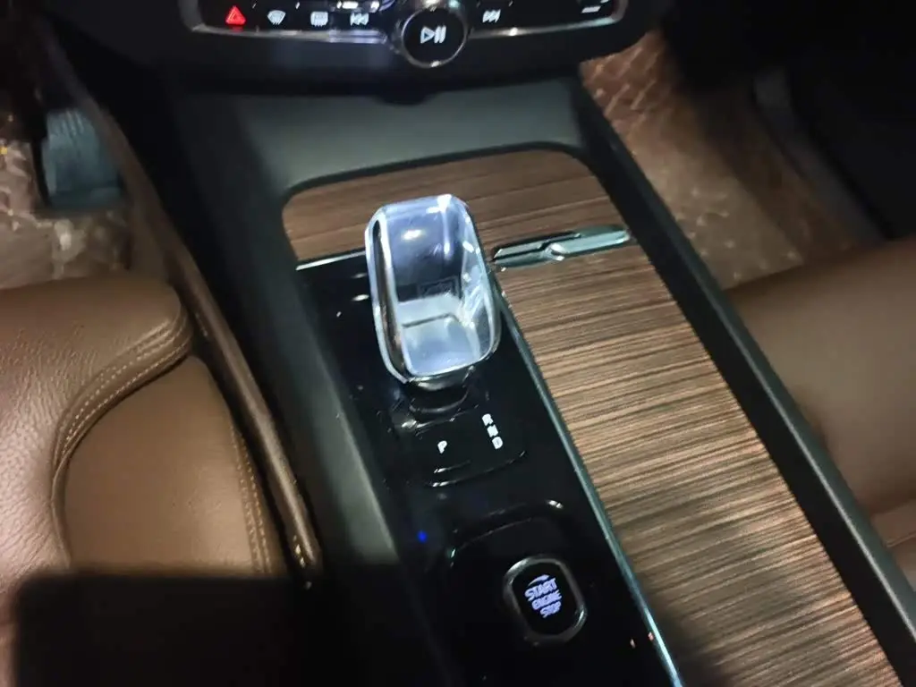 Volvo XC60 Plug-in Hybrid 2022 — Фото 10/20