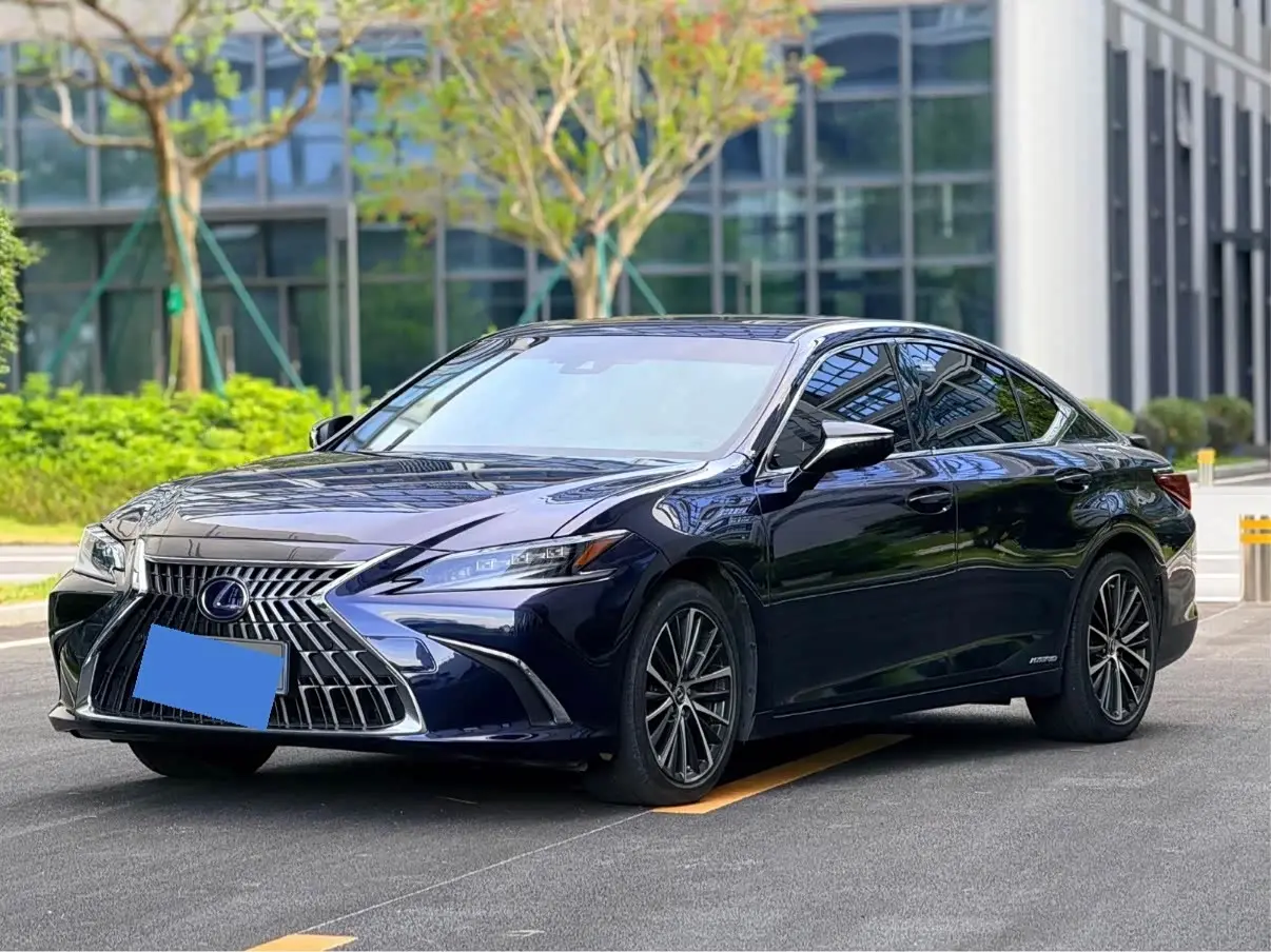 Lexus ES 2022 — Photo 1/10
