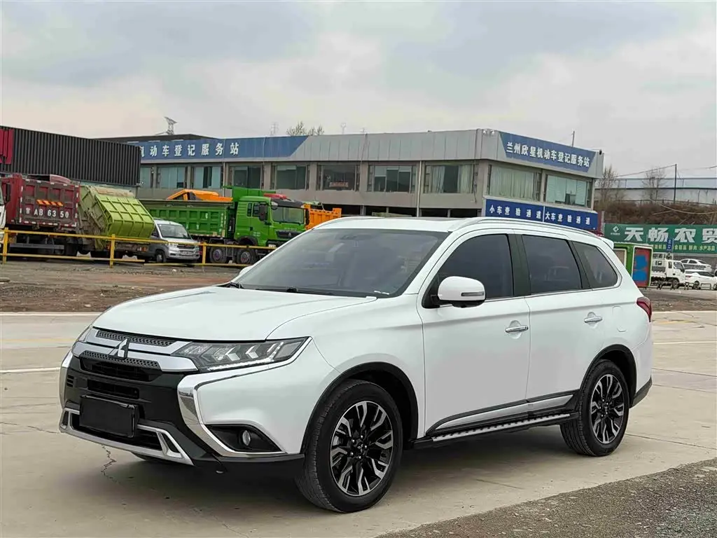 Mitsubishi Outlander 2021 — Photo 1/17