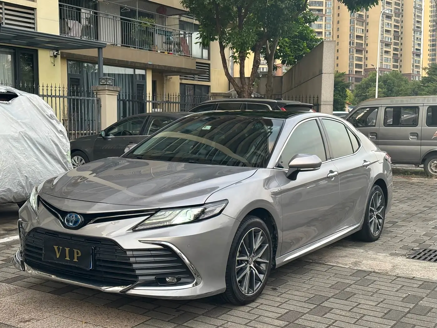 Toyota Camry 2023 — ფოტო 1/9