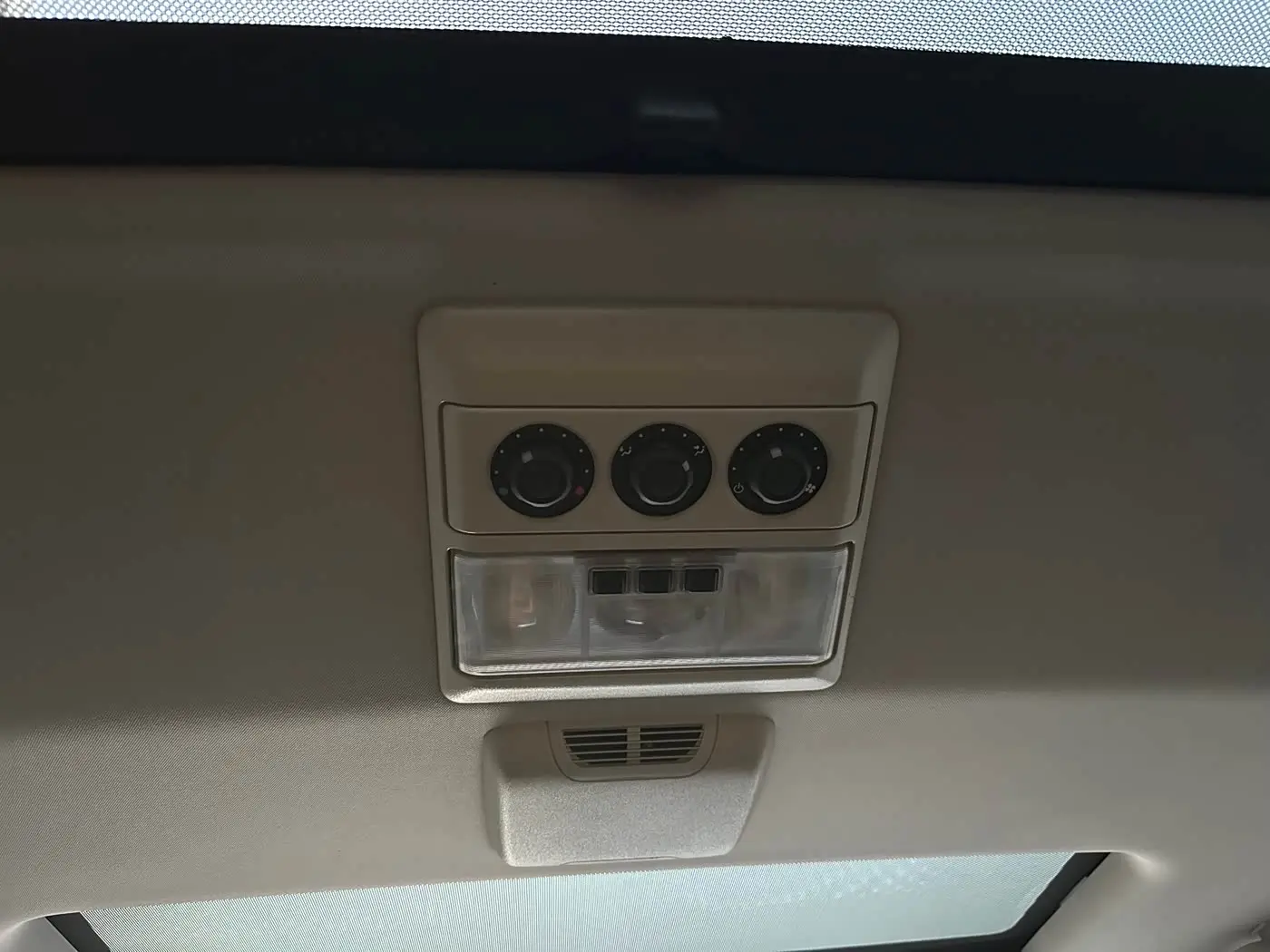 Land Rover Discovery 2015 — Photo 10/16