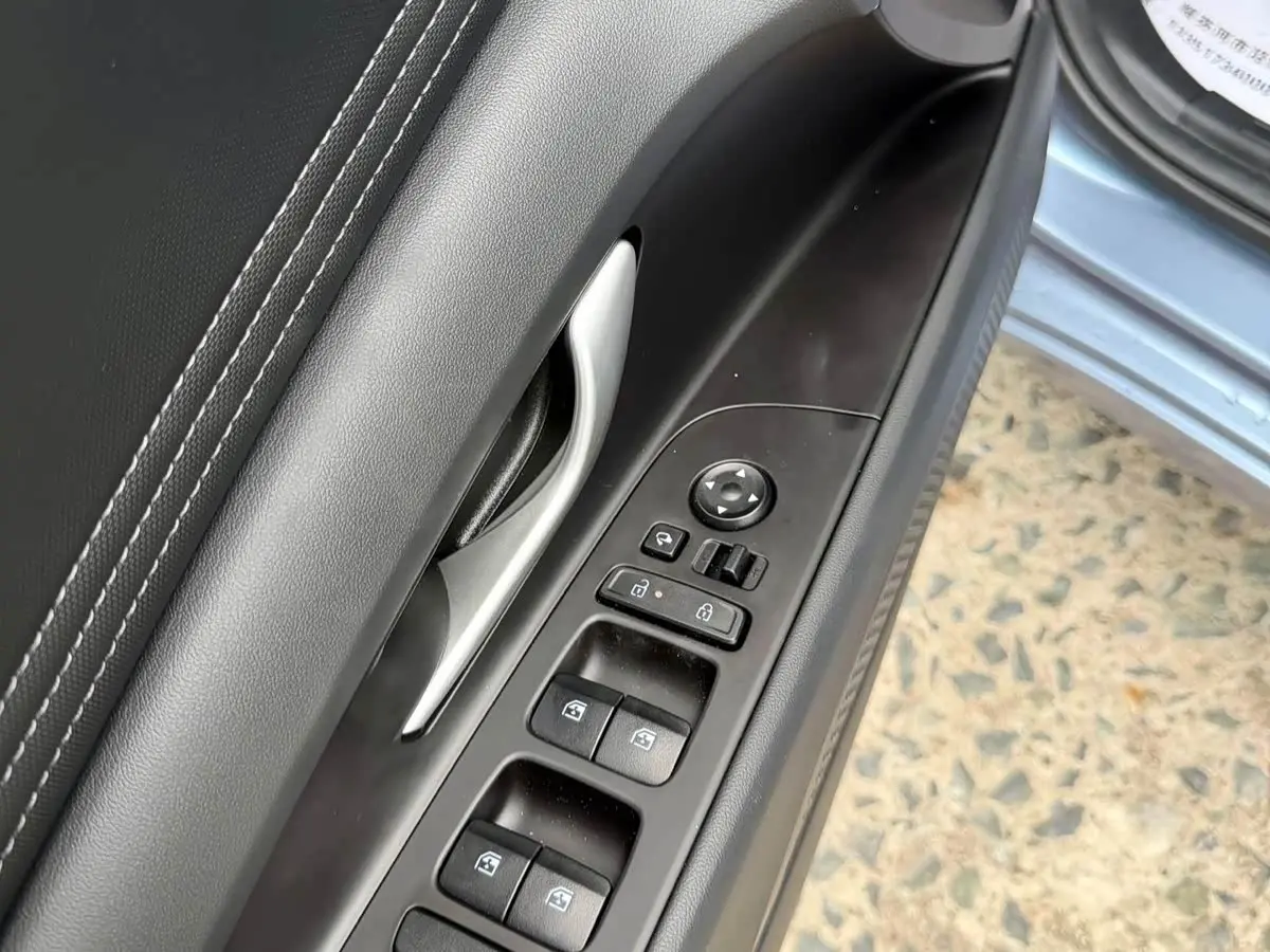 Hyundai Elantra 2023 — Фото 17/20