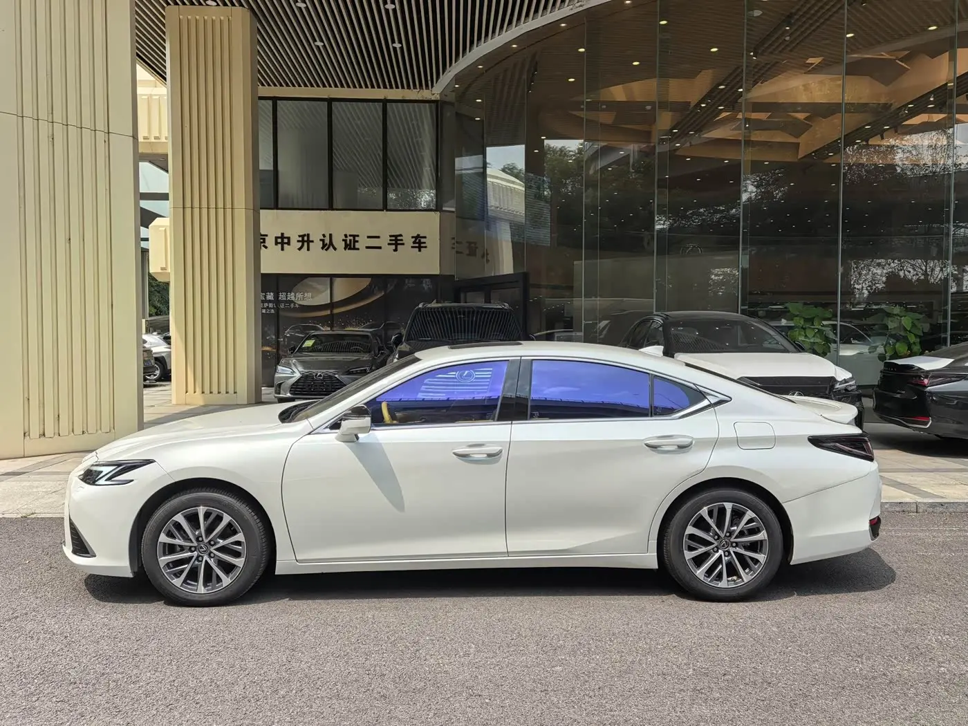 Lexus ES 2025 — Фото 2/9