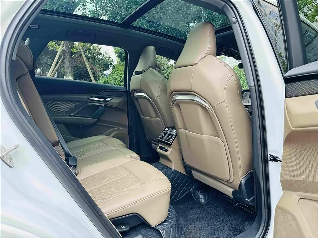 Audi Q5L 2025 — Photo 8/20