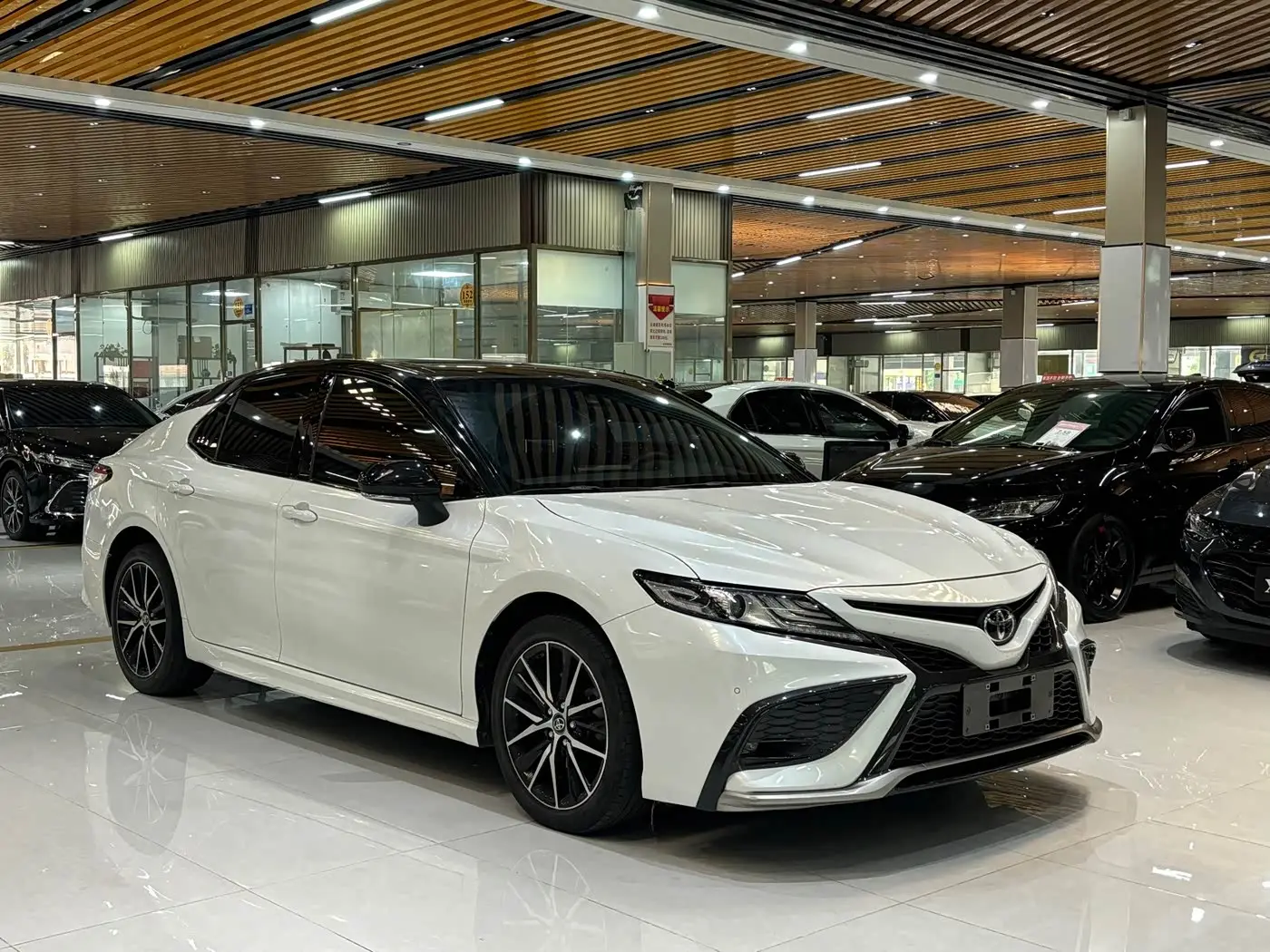Toyota Camry 2022 — Фото 3/14