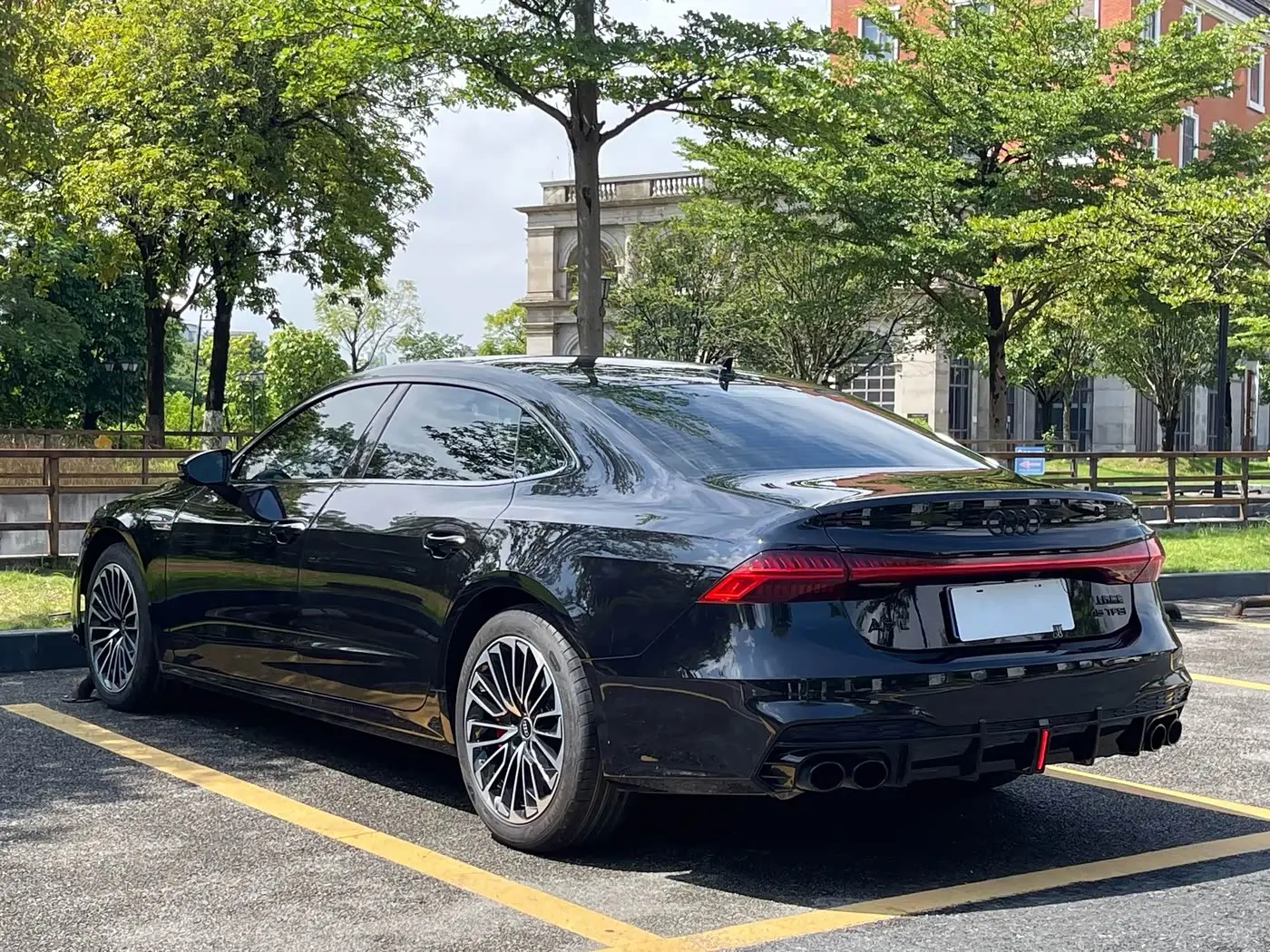 Audi A7L 2025 — Photo 6/20