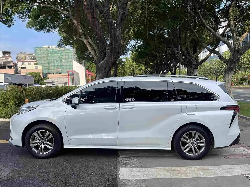 Toyota Sienna 2024 — Photo 4/20