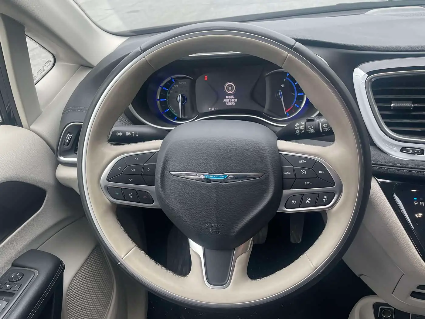 Chrysler Grand Caravan PHEV 2025 — Photo 12/17