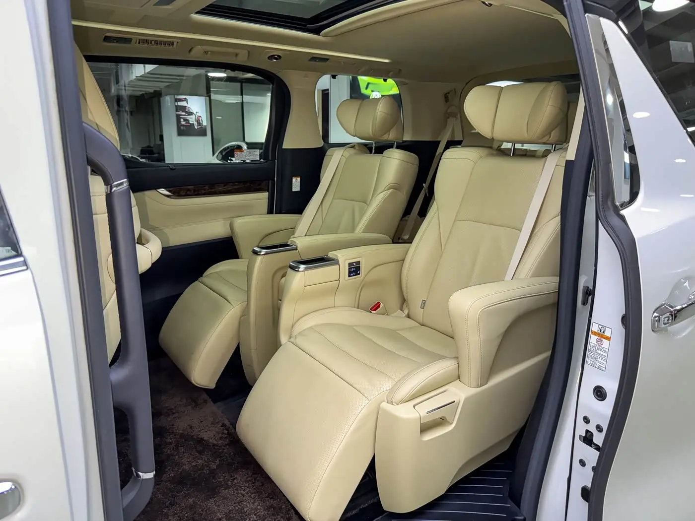Toyota Alphard 2020 — Photo 16/20