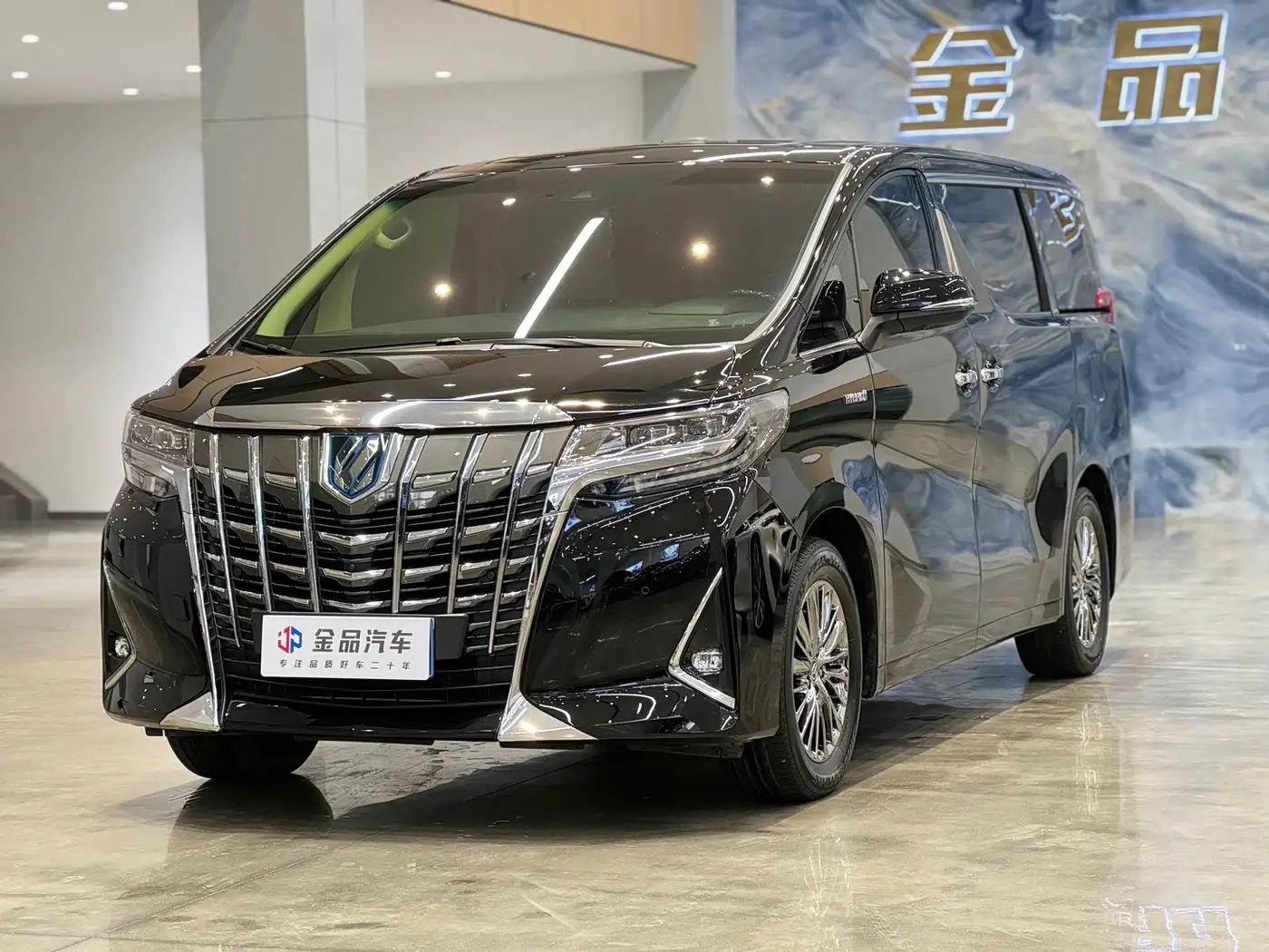 Toyota Alphard 2023 — Photo 1/16