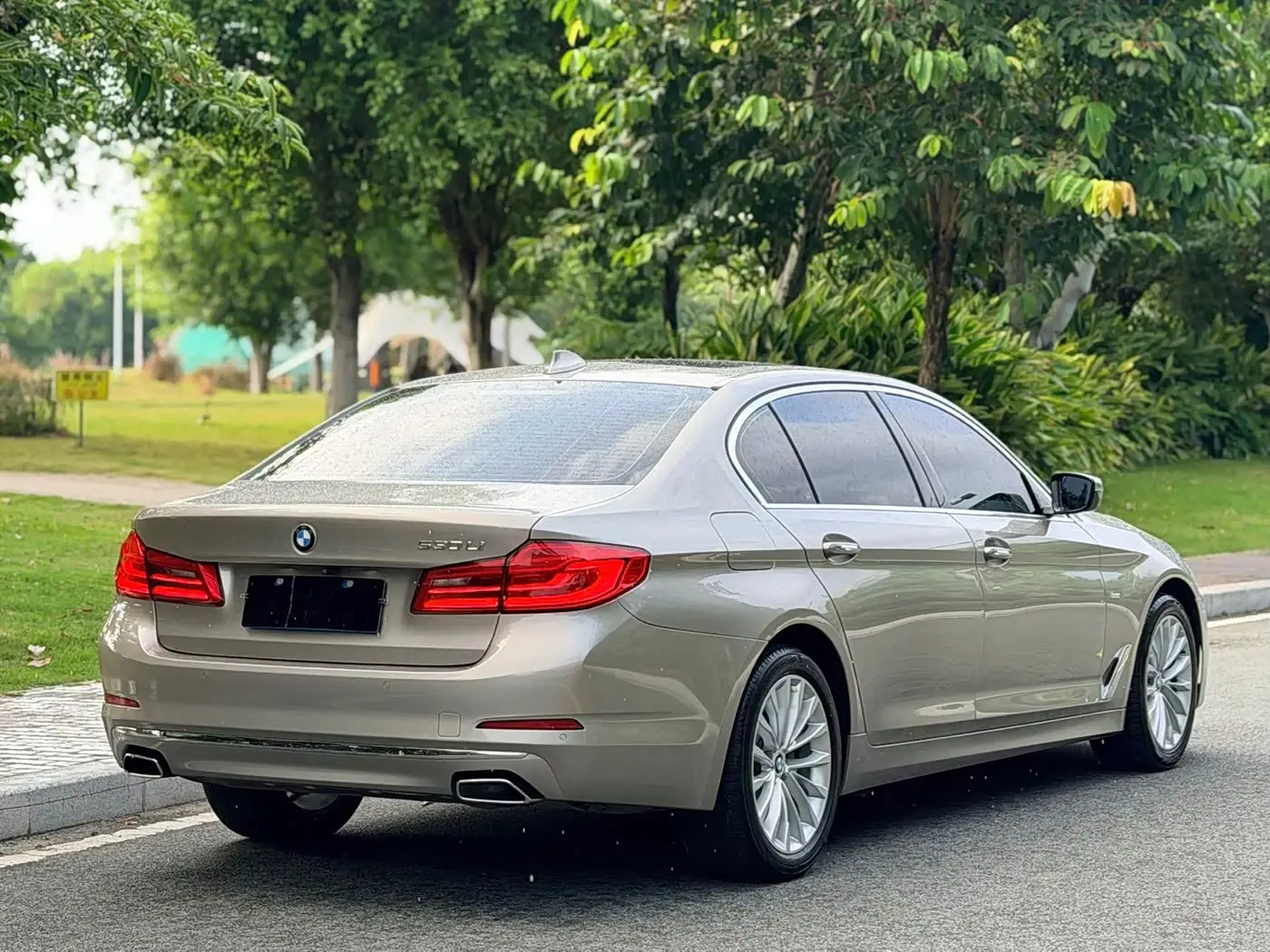 BMW 5 Series 2018 — Фото 14/15