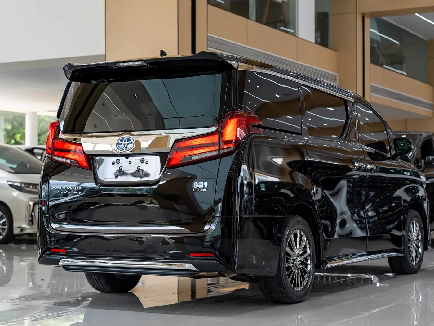 Toyota Alphard 2023 — ფოტო 13/13