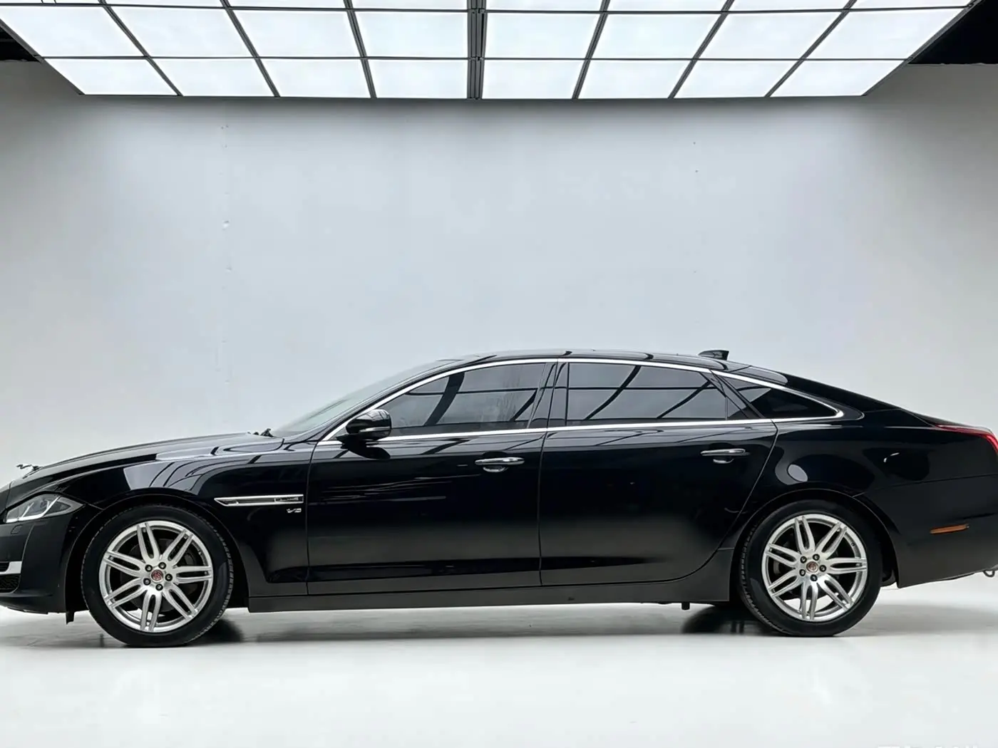 Jaguar XJ 2019 — Фото 5/16