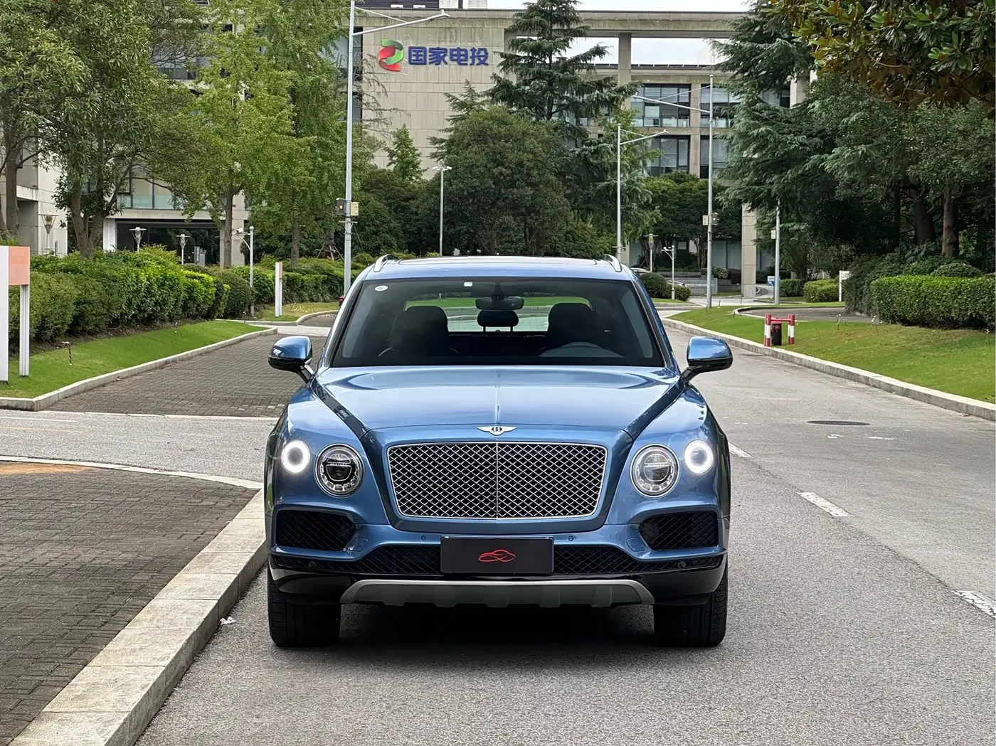 Bentley Bentayga 2017 — Фото 2/20