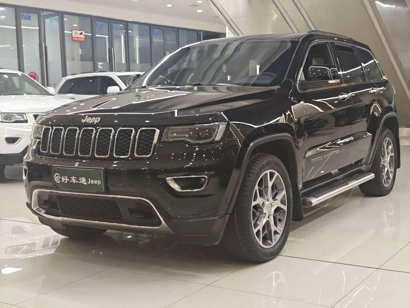Jeep Grand Cherokee 2020 — Фото 1/18