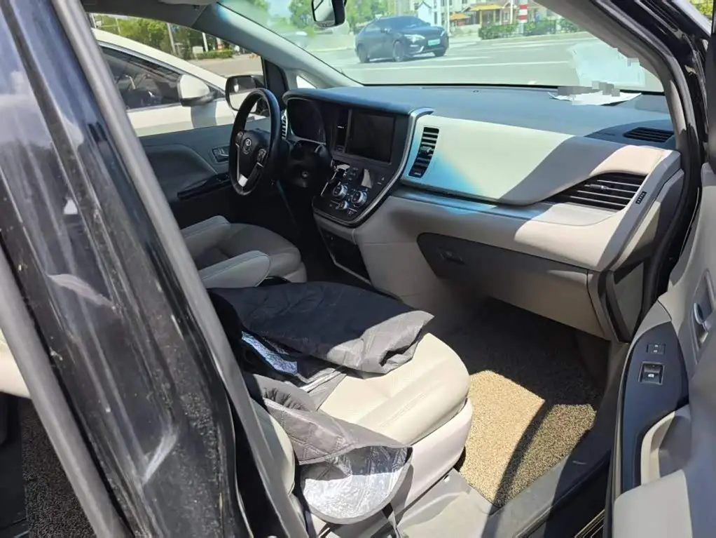 Toyota Sienna 2017 — Photo 12/12