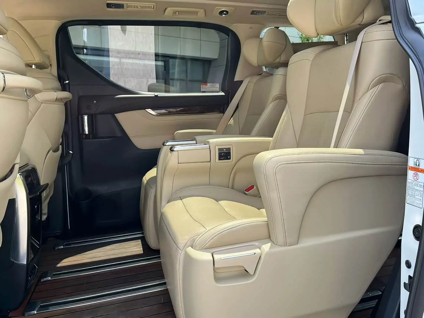 Toyota Alphard 2019 — Photo 6/6