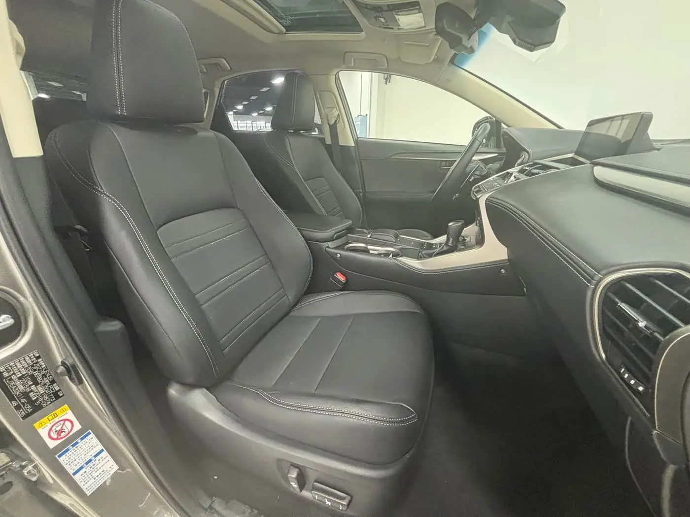 Lexus NX 2018 — Photo 10/20