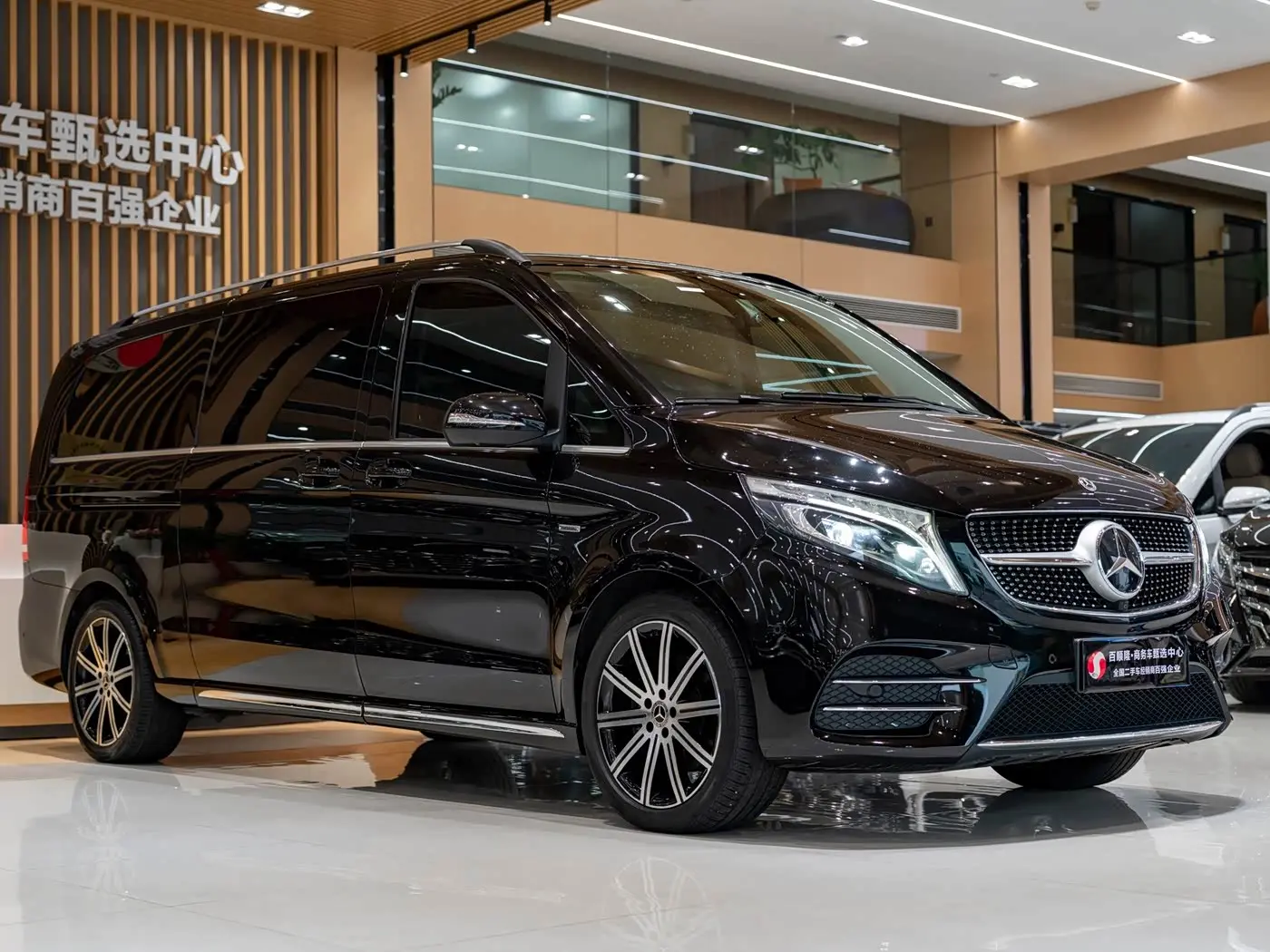 Mercedes-Benz V-Class 2021 — Photo 3/13