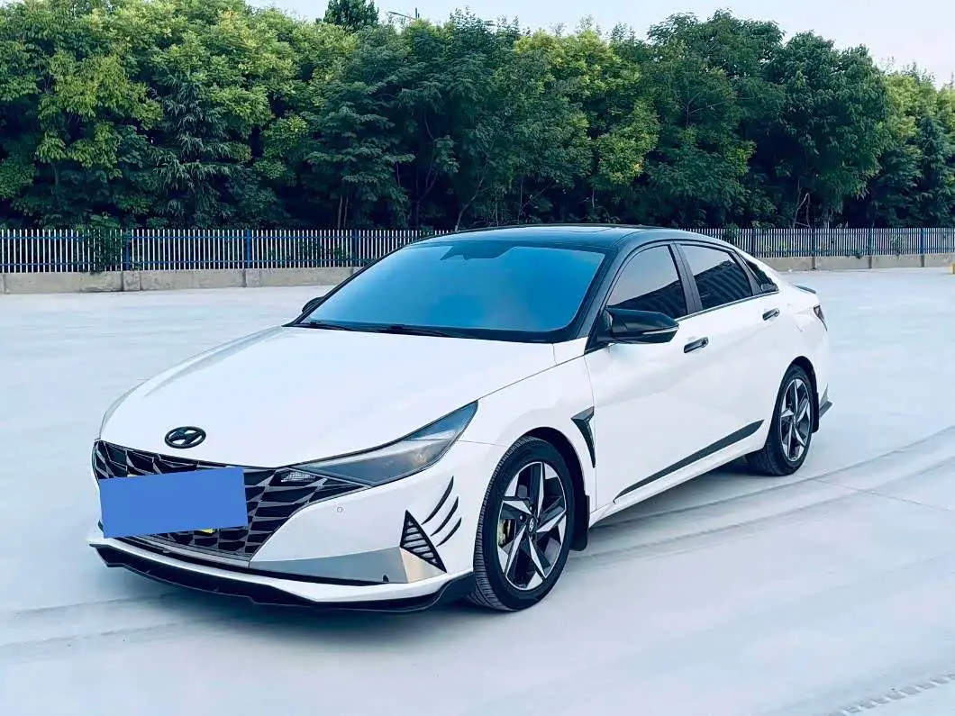 Hyundai Elantra 2022 — Photo 1/11