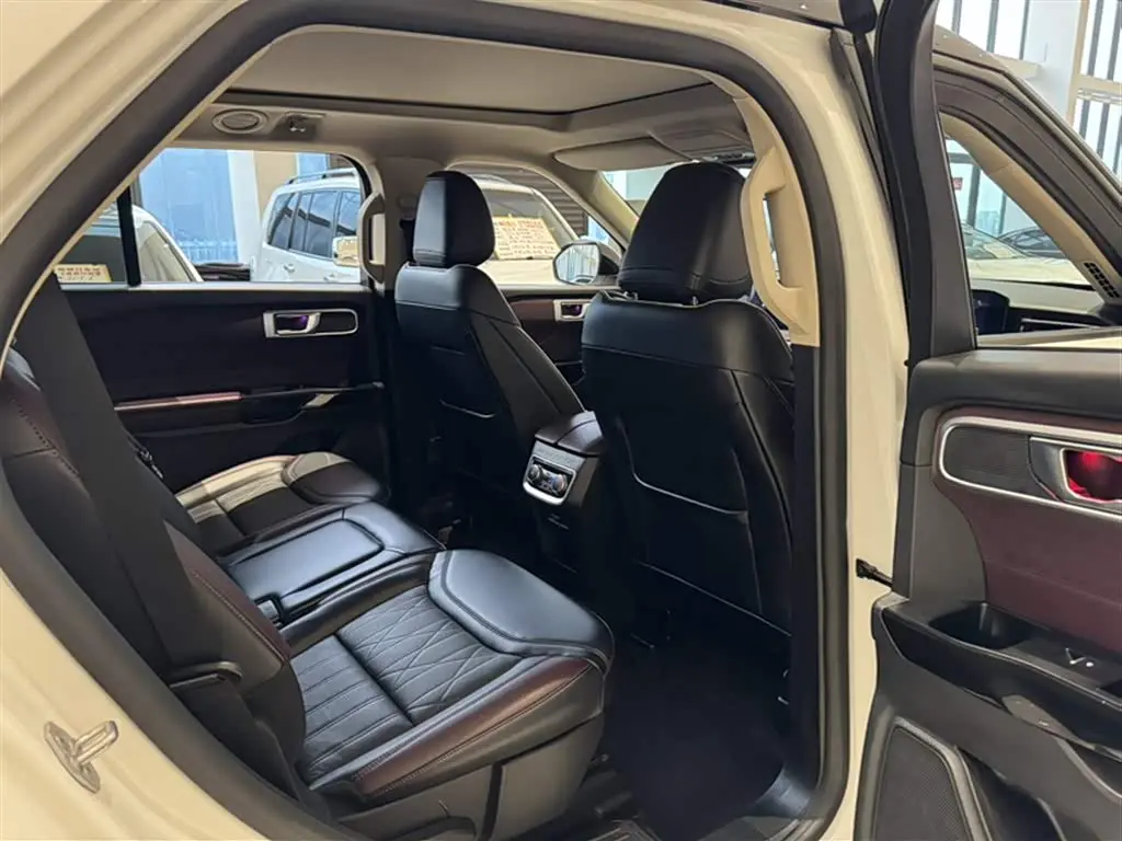 Ford Explorer 2023 — Photo 2/19