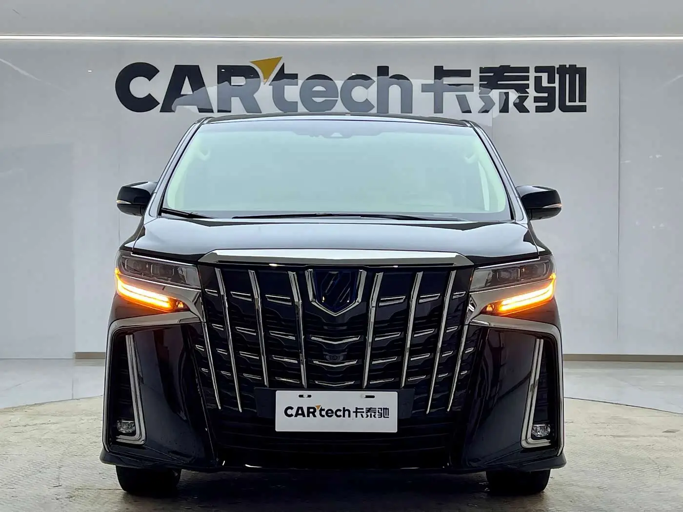Toyota Alphard 2023 — Photo 3/20