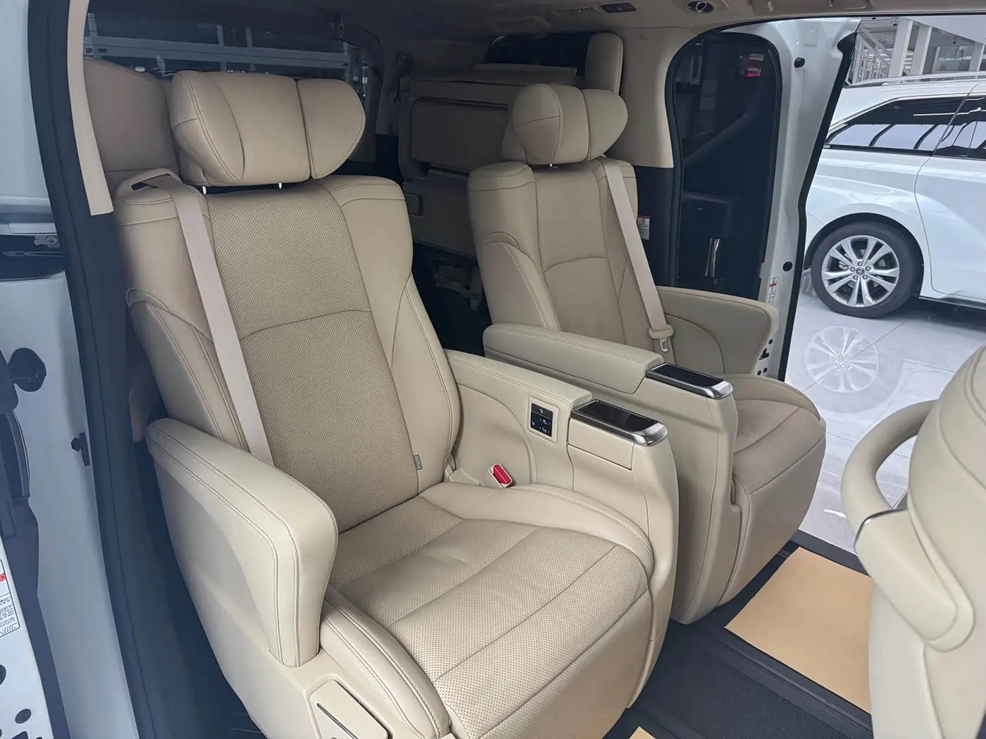 Toyota Alphard 2021 — Şəkil 10/15
