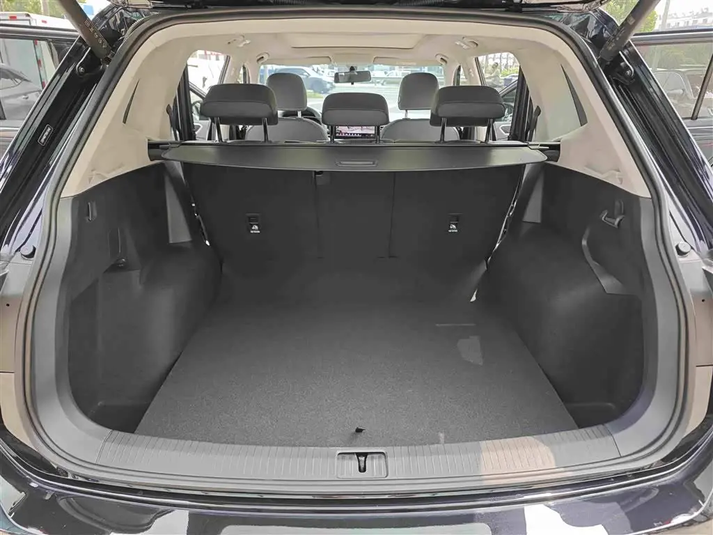 Volkswagen Tiguan L 2025 — Фото 8/18
