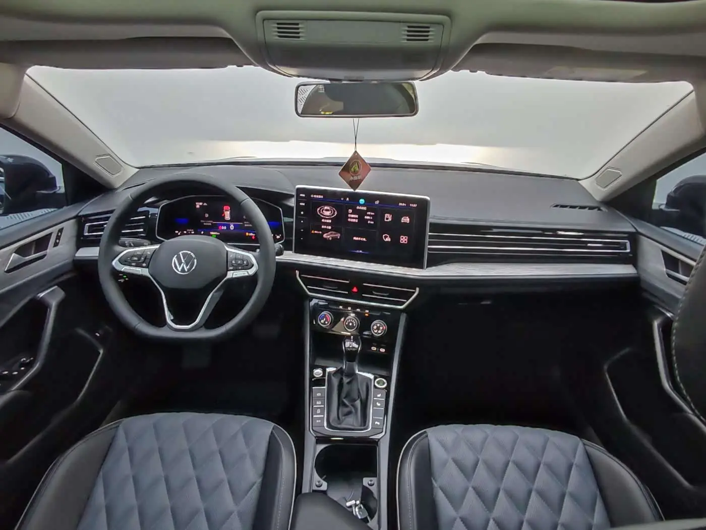 Volkswagen Sagitar 2022 — Photo 12/19