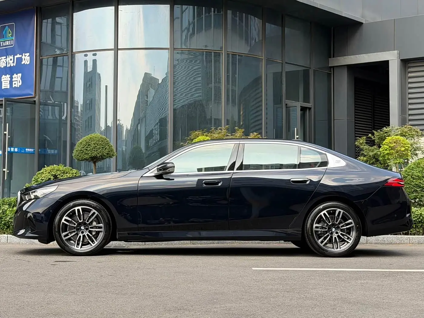 BMW 5 Series 2026 — Photo 7/15