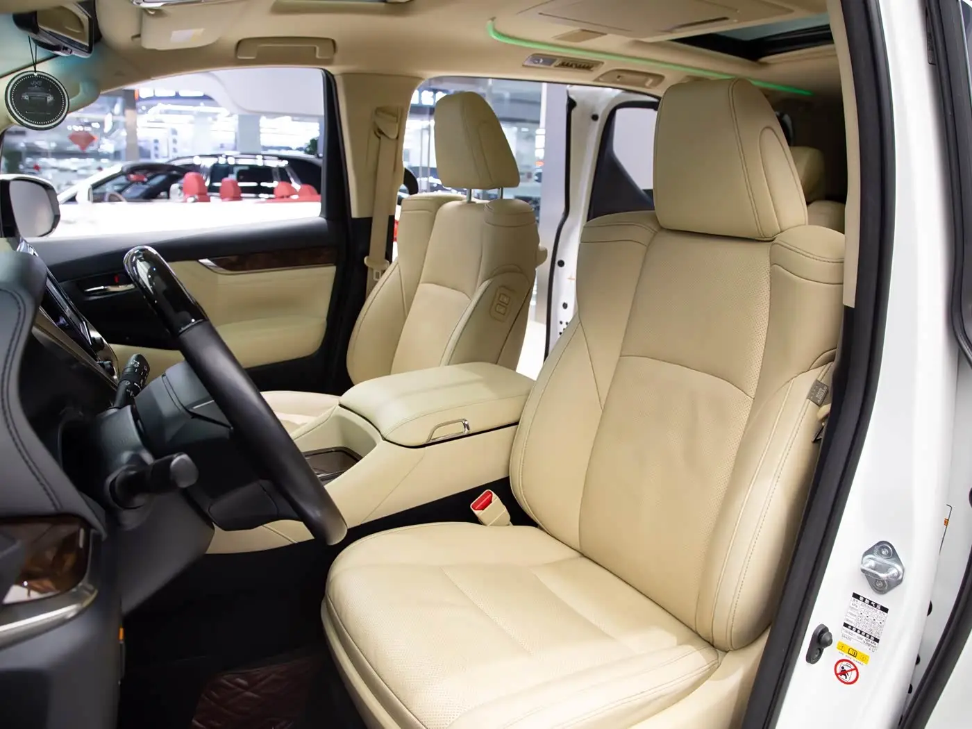 Toyota Alphard 2018 — Photo 7/16