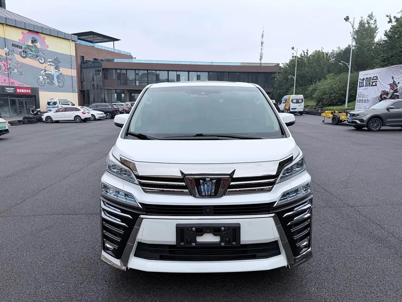 Toyota Vellfire 2022 — Photo 6/9