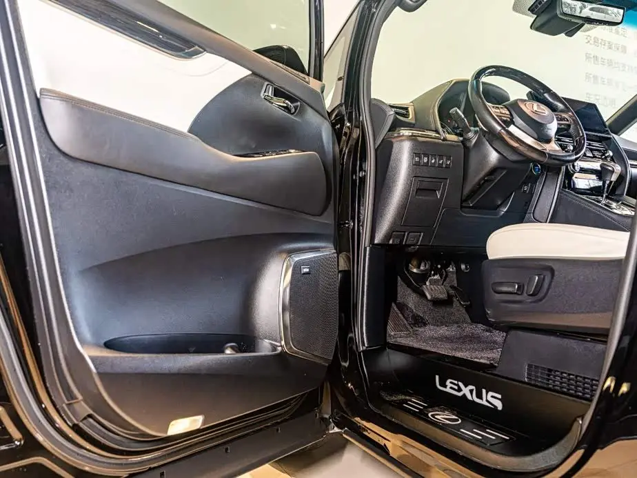 Lexus LM 2022 — Photo 7/20