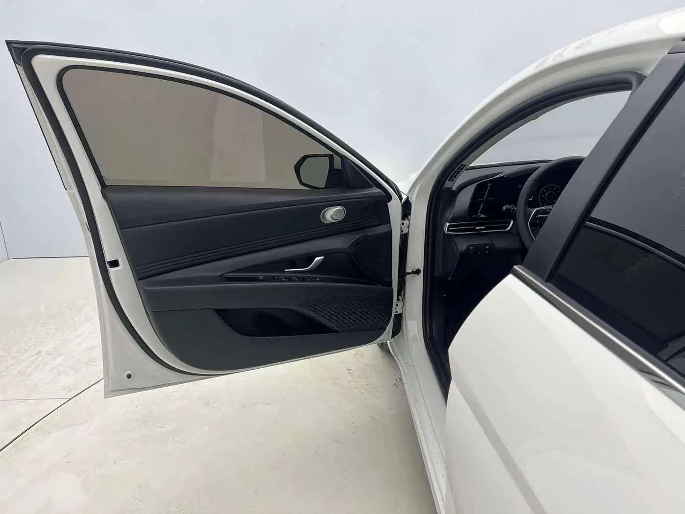 Hyundai Elantra 2023 — Photo 14/20