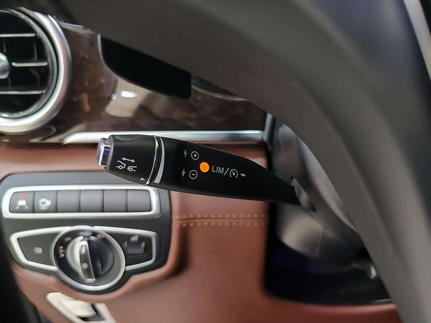 Mercedes-Benz V-Class 2020 — Фото 19/20