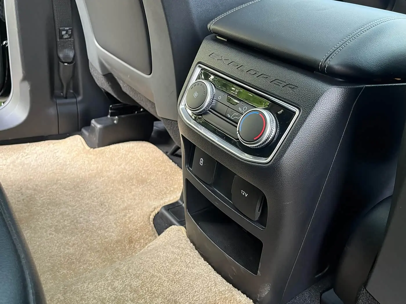 Ford Explorer 2022 — Photo 9/13