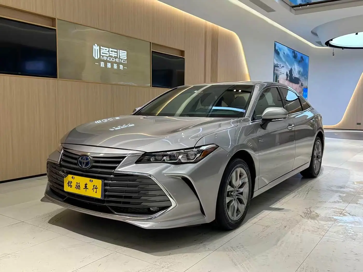 Toyota Avalon 2019 — Фото 1/18