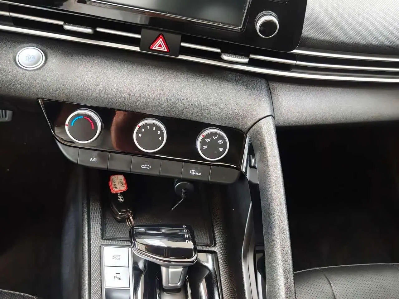 Hyundai Elantra 2023 — Photo 8/20