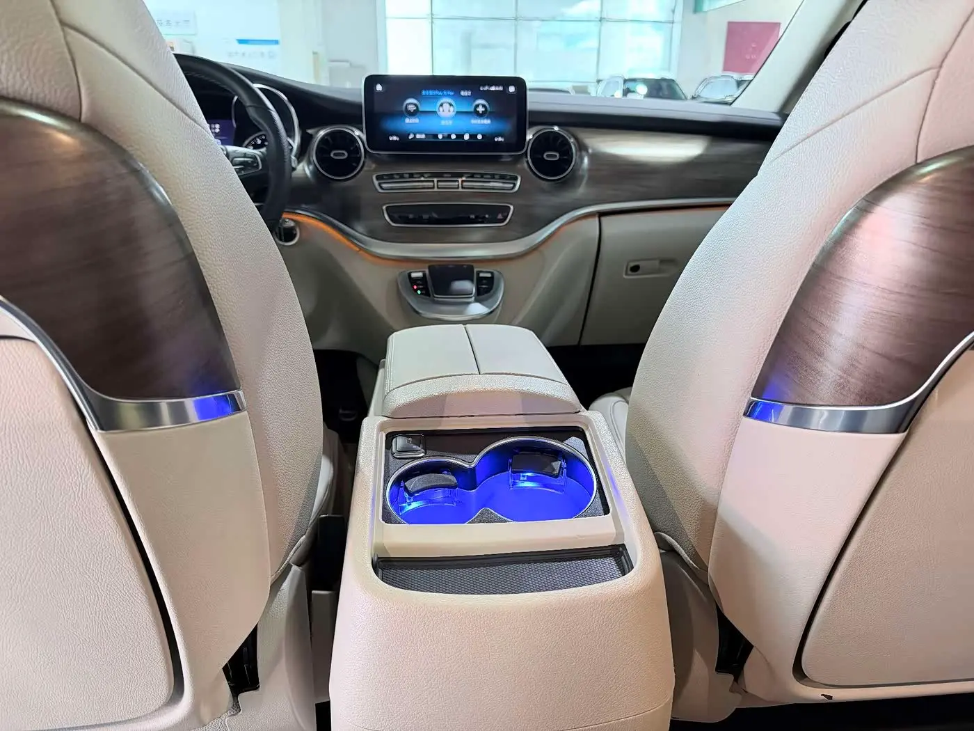 Mercedes-Benz V-Class 2020 — Photo 9/20